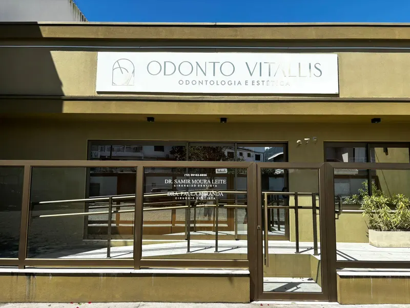 Entrada da clínica com rampa e corrimão
